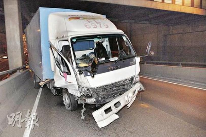 鯉魚門道奪命車禍現場，遇事貨車損毁嚴重，車上一對兄弟先後被拋出車外，貨車一度無人駕駛直衝上天橋再溜後。（衛永康攝）（明報製圖）