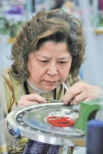 謝女士30多年前當起車衣女工，近年能再次投身熱愛的製衣業，她笑言再也不願離開。（葉漢華攝）