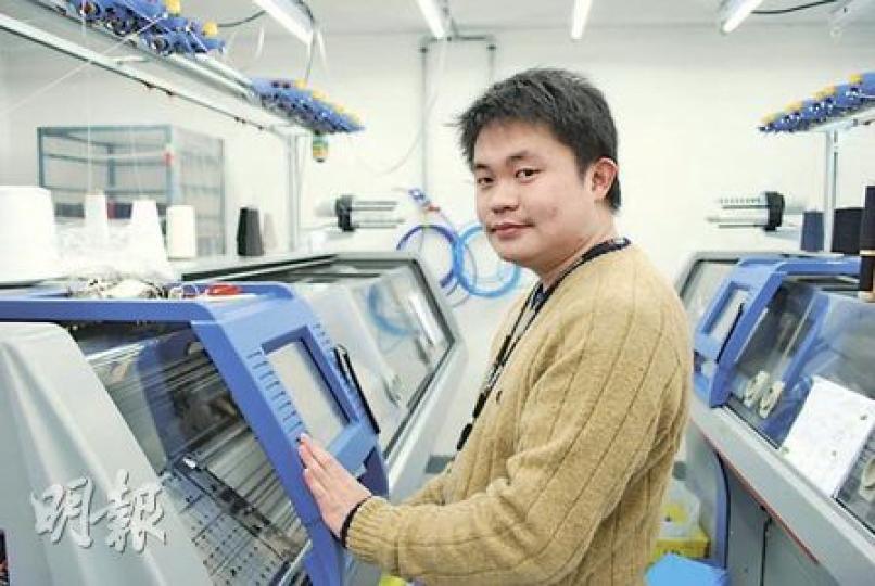 賴家駿負責「畫花」工序，複雜的圖案雖然難織，但亦燃起他的鬥志。（袁柏恩攝）
