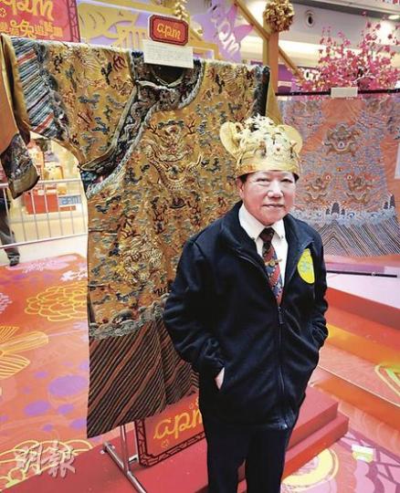 收藏家陳火光在apm商場舉辦中國清朝皇帝古物展，展品包括他背後的乾隆龍袍，上面繡有9條飛龍。他頭上的清朝皇冠，冠身是仿金製造，並非真金。（朱永倫攝）今次展出的字畫包括順治、康熙、同治、道光和慈禧太后的親筆書法，當中康熙帝的墨寶最具觀賞價值。（朱永倫攝）陳火光以近400萬港元購得10個清朝皇帝玉璽，部分刻有漢文及滿文對照，寫上「皇帝信寶」、「天子之寶」等字。（朱永倫攝）