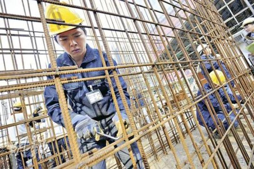 建造業議會訓練學院推出「強化建造業人力訓練計劃」，預計可在未來3年培訓約6000名建造業人才，包括紮鐵（圖）、釘板、測量等工種。計劃推行至今只有44人畢業，100人仍在學，未達首階段目標300人。（朱永倫攝）