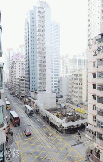 市場消息指，不受預售樓花限制的新地旗下筲箕灣道295號項目（前方地盤），計劃農曆新年前推出，樓花期長約3年。（朱永倫攝）