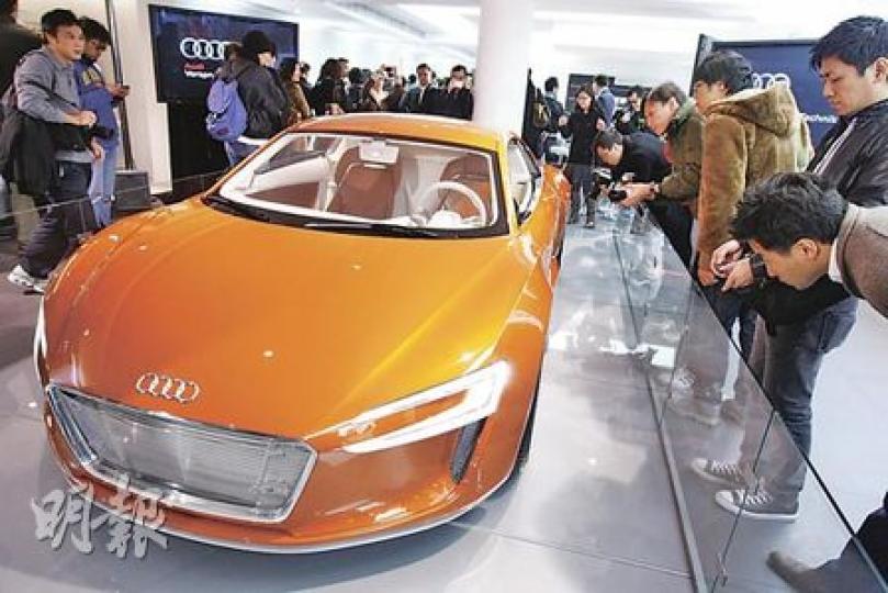Audi e-tron全電動概念超級跑車昨日首次在本港展出，最高馬力達313匹，只需4.8秒便能由靜止加速至時速100公里。（李紹昌攝）Audi e-tron全電動概念超級跑車，屬兩門雙座位超級跑車，車廂亦較一般汽車寬敞。（李紹昌攝）
