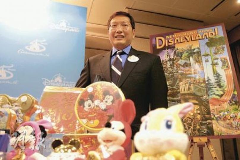 香港迪士尼樂園行政總裁金民豪昨公布樂園過去一年業績，入場人次錄得破紀錄的520萬，收入逾30億元，令除利息、稅項、折舊及攤銷前盈利首次錄得2.21億元。他認為，隨新園區未來數年逐步落成，轉虧為盈指日可待。（郭慶輝攝）