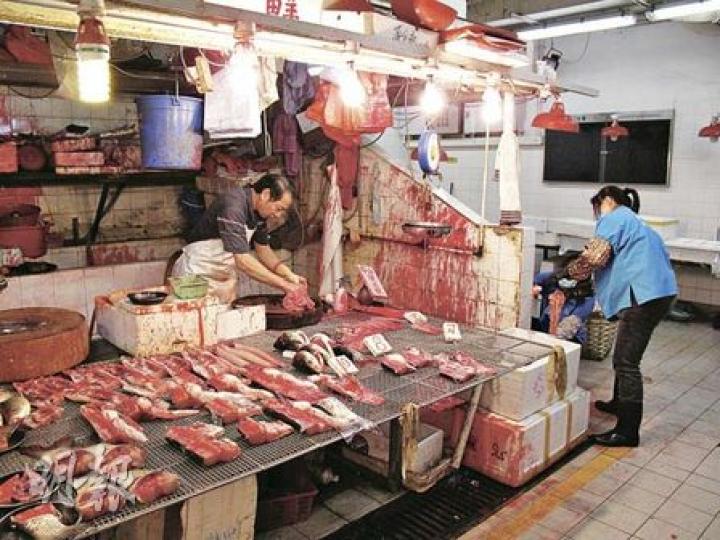 被淋紅漆的魚檔，鮮魚及牆壁都遭殃。（雲錦鋒攝）