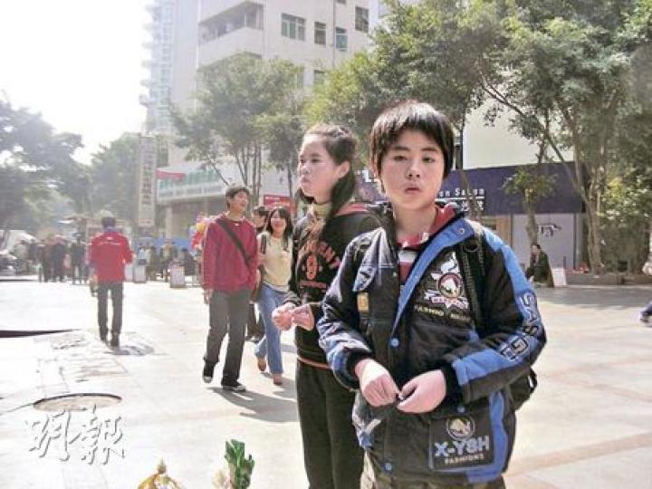 來自貴州的兩姊弟無處棲身，白天在深圳街頭遊蕩。（明報記者攝）