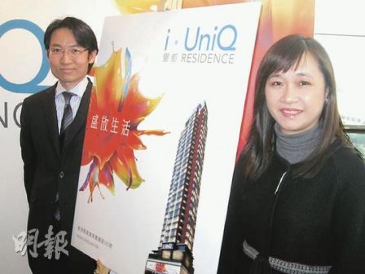 新地張卓秀敏（右）表示，筲箕灣「i•UniQ譽都」，是集團全新打造的「i•UniQ」精品系列的頭炮，目標客源為年輕優皮人士。（林可為攝）