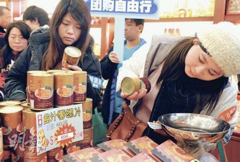 昨日乘旅巴來港的賴小姐（右），預期會消費3000至4000元，單在參茸海味店已極速花費約1200元。（劉竣陶攝）