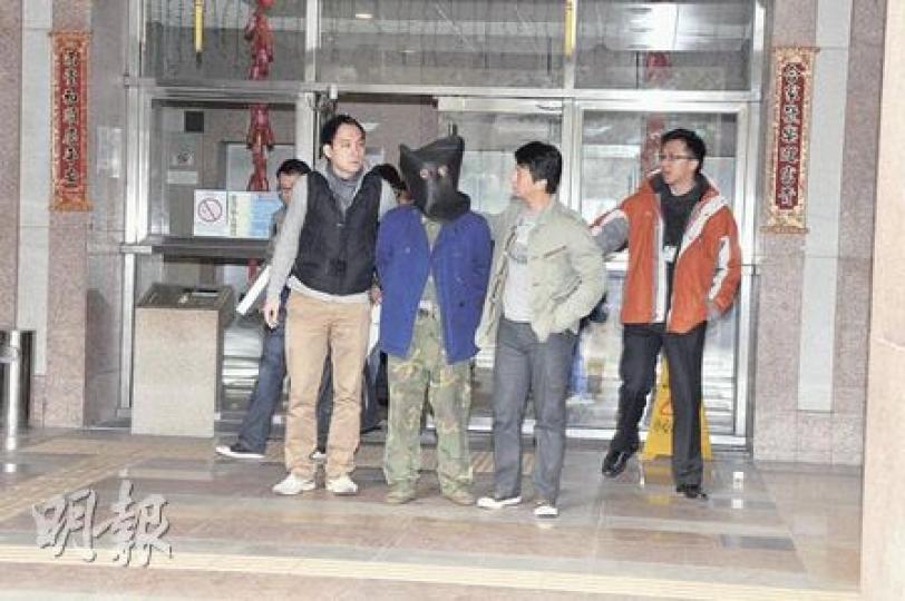 探員在天水圍俊宏軒檢獲一批武器，疑犯被捕時身穿迷彩軍服。（林錫禮攝）探員展示在天水圍俊宏軒檢獲的利刀及電槍。（林錫禮攝）