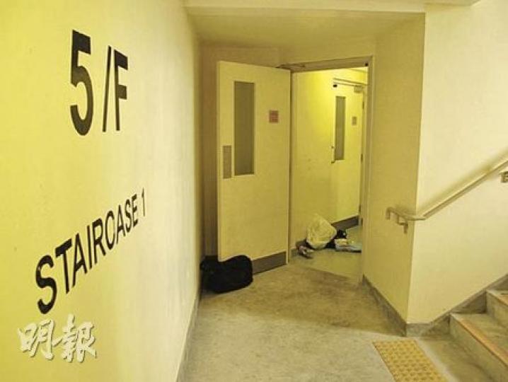 清河邨發生非禮及傷人案的梯間。（雲錦鋒攝）發生非禮及傷人案後，清河邨保安張貼告示，呼籲居民出入小心。（雲錦鋒攝）