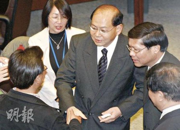 新任「一哥」警務處長曾偉雄（中）昨首度出席沙田區議會會議，並回應近日發生多宗警員被襲事件，他指警員執法應受法律保護，希望市民互相尊重，不要將不滿情緒發泄在警員身上。（李紹昌攝）