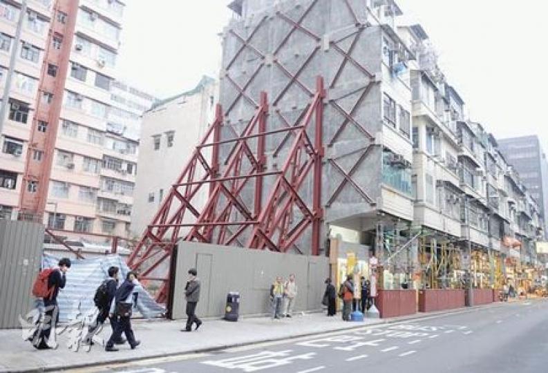 事隔近一年，屋宇署終檢控承建商，現時該地段已列入市建局重建範圍。（劉焌陶攝）