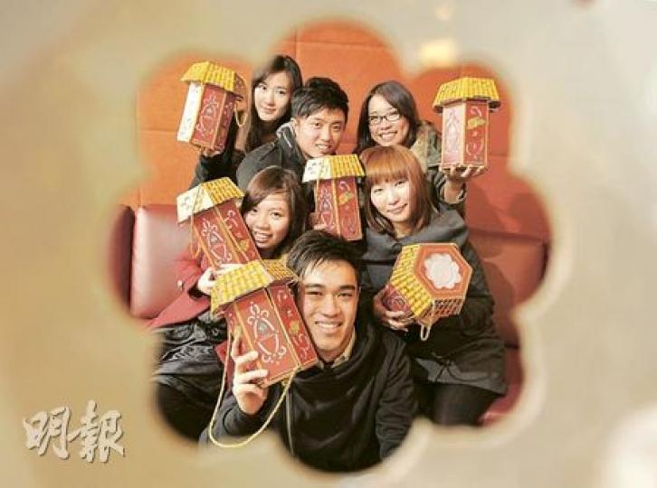 理大設計學院3年級學生設計的環保年糕盒獲馬會採用，現正接受訂購。前中為黎嘉竣；中排左起為魏思敏、黃加憫；後排左起為鍾宛蓉、蕭振宇、冼旨程。（余俊亮攝）這個環保年糕盒呈六角形，剛好可放進每盒500克的年糕共3盒（圖右上），中間再放進一盞LED燈泡，填滿盒內空間，上面再放上一盒1公斤的蘿蔔糕。設計亦考慮到重新再用，設計團隊即席示範取出年糕後，在一分鐘內將紙盒還原為燈籠。（余俊亮攝）