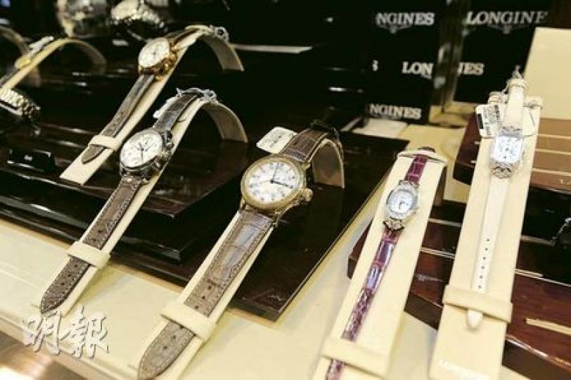 大上海鐘錶珠寶以熟客生意為主，貨品價錢由數千至數萬元不等。（何家達攝）大上海鐘錶珠寶迄立於銅鑼灣羅素街15載，以較原租價多兩倍的150萬元仍被業主拒租，錶行董事總經理黃雯英對此仍感不明不白。時移易世，鐘表市場被大集團侵佔，黃雯英直言會堅持「只靠口碑，不賣廣告」的宗旨。（何家達攝）