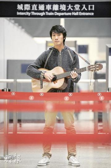 因為「騎呢」，《小明上廣州》一炮而紅，面對各方挖苦，負責製作的劍橋尖子何沛澄沒感到難堪，只當這是香港怪雞文化的一部分，站在往廣州的直通車站，何沛澄的音樂又可會被帶到更遠的地方？（何家達攝）李家仁醫生的《小明上廣州》和《小明去拜年》印製成單曲CD唱片。（張智超攝）