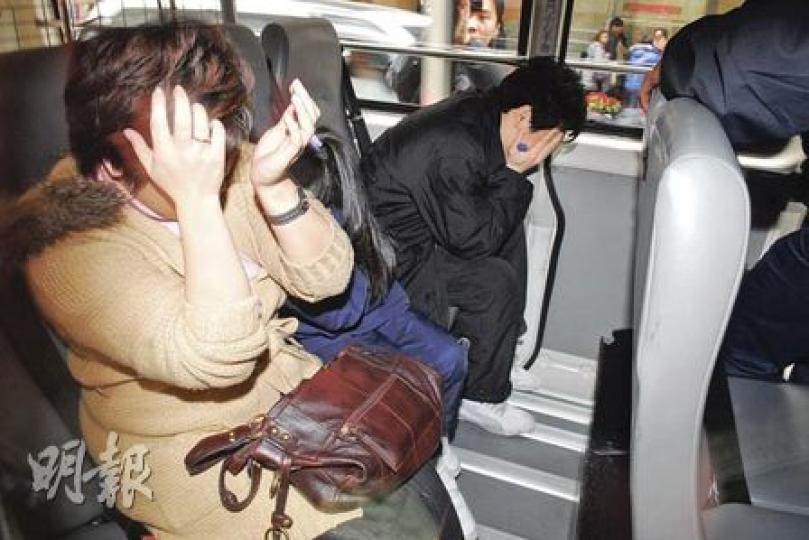 多名男女昨午在旺角奶路臣街一單位竹戰，其間有人被指「出千」，引發刑事恐嚇及襲擊事件，警方帶走多人問話。（何朝財攝）一對男女在旺角竹戰時疑被禁錮，一名男子事後到場，涉嫌用菜刀指嚇及搶劫，被警方蒙頭拘捕。（何朝財攝）