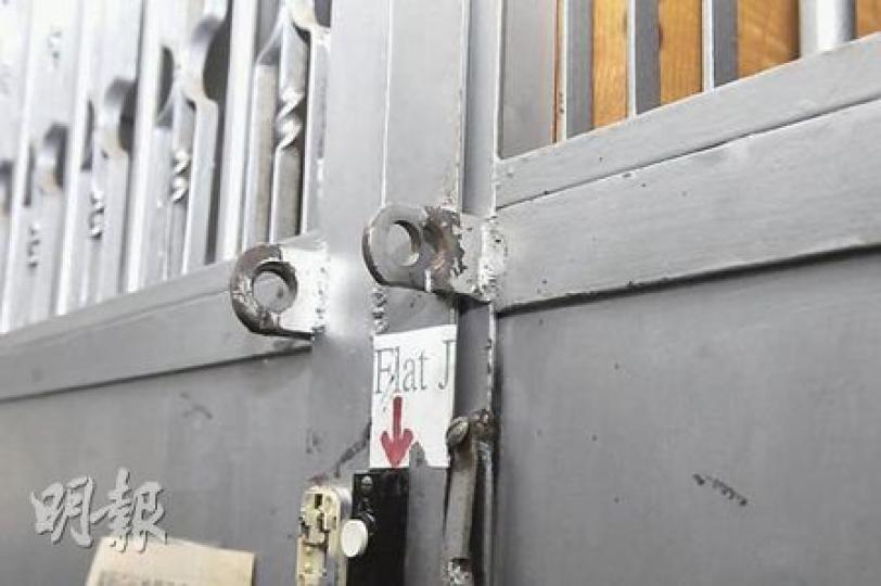 火炭坳背灣街被竊匪潛入的工業大廈，其中一間遭爆竊的單位大閘有鎖頭被剪毁痕迹。（林錫禮攝）