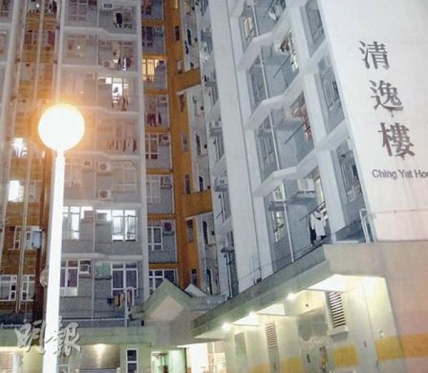 17歲少年疑撿拾跌在石壆的衣服時失足墮樓身亡。圖為清逸樓低層單位。（衛永康攝）