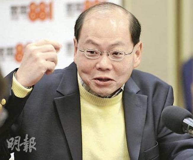 曾偉雄昨日接受電台訪問時說，「鷹派」還是「鴿派」不是最重要，如果「鷹派」是指他對待違法者和匪徒方面，他會認同。（尹錦恩攝）