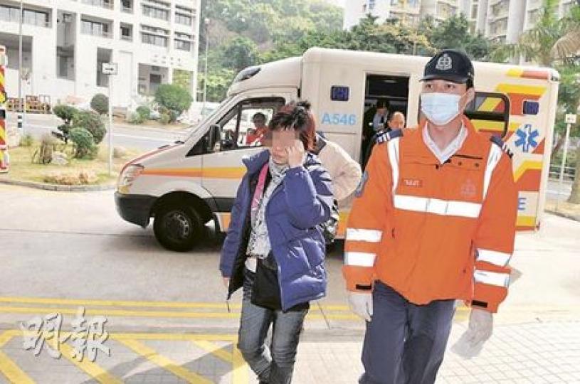 在超市碰撞後爭執打架的3名男女，被警方拘捕，其中兩人報稱面部受傷，送聯合醫院治理。（林錫禮攝）