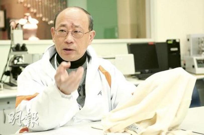 職訓局卓越培訓發展中心(時裝紡織業)中心主管郁其援,協助本報測試羊毛、人造纖維及名為「木代爾」的樹木纖維內衣的保暖程度,發現樹木纖維內衣價錢便宜,但亦有保暖效果,只要外層加添其他外套,已足以抵禦寒冬。(張智超攝) 職訓局卓越培訓發展中心(時裝紡織業)中心主管郁其援,協助本報測試羊毛、人造纖維及名為「木代爾」的樹木纖維內衣的保暖程度,發現樹木纖維內衣價錢便宜,但亦有保暖效果,只要外層加添其他外套,已足以抵禦寒冬。(張智超攝)