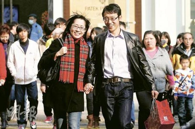 雖然在不少人心目中教師是「理想伴侶」,但本身都為教師的謝子良(右)卻直言,教師工作繁重,與太太(左)平日的「節目」就是改簿與備課,很少有機會行街睇戲,幸好二人互相理解工作情况,婚前已有心理準備會過這種生活。(林振東攝) 雖然在不少人心目中教師是「理想伴侶」,但本身都為教師的謝子良(右)卻直言,教師工作繁重,與太太(左)平日的「節目」就是改簿與備課,很少有機會行街睇戲,幸好二人互相理解工作情况,婚前已有心理準備會過這種生活。(林振東攝)