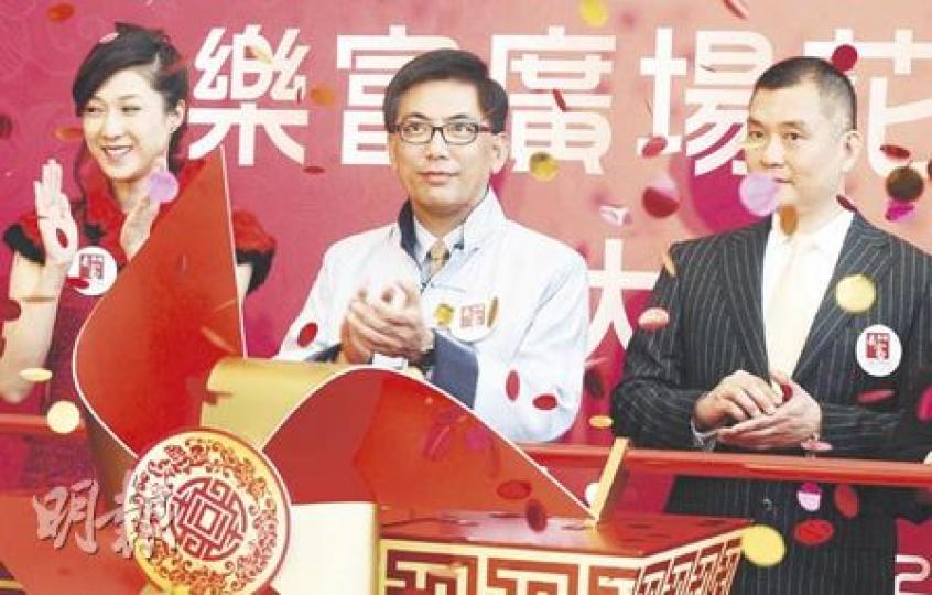 領匯行政總裁王國龍（中）噚日出席樂富廣場嘅團拜活動，同場仲有藝人鍾嘉欣（左）和領匯首席財務總監張利民（右）。（劉焌陶攝）