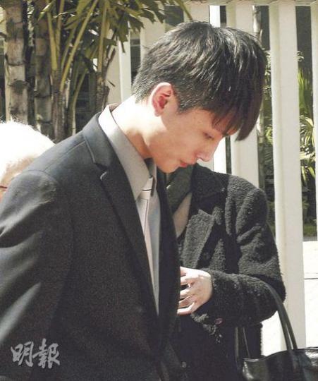 被告唐鉅富（圖）指事主2007年遷入隔壁單位，曾要求鑿牆借電，遭其外公拒絕，他認為事主懷恨在心，出言誣陷。（何偉畧攝）