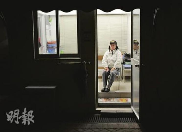陳女士(化名)身兼兩職月入約6000元,曾是交通津貼計劃受惠者,但改以家庭為申請單位後,一家三口同時工作,3個人同時要付交通費,卻因入息超出上限而失去申請資格,她反問:「你叫我哋邊個唔做?」(何家達攝) 陳女士(化名)身兼兩職月入約6000元,曾是交通津貼計劃受惠者,但改以家庭為申請單位後,一家三口同時工作,3個人同時要付交通費,卻因入息超出上限而失去申請資格,她反問:「你叫我哋邊個唔做?」(何家達攝)