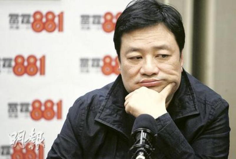友佳旅遊董事總經理郭偉明(圖)昨出席電台節目,首次回應女導遊林如蓉與旅客張勇爭執事件,他指阿蓉供稱是張勇先譏諷她「狗急跳牆」及先動手打她。(林振東攝)(明報製圖) 友佳旅遊董事總經理郭偉明(圖)昨出席電台節目,首次回應女導遊林如蓉與旅客張勇爭執事件,他指阿蓉供稱是張勇先譏諷她「狗急跳牆」及先動手打她。(林振東攝)(明報製圖)