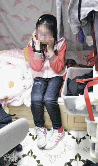 企圖自殺9歲女童送院檢驗後已出院,她自行返家後,流淚訴說感到孤單和不開心。(雲錦鋒攝)女童因感孤單,又被母親拒絕一起吃早餐,憤而到廚房取刀企圖自殺。(雲錦鋒攝) 企圖自殺9歲女童送院檢驗後已出院,她自行返家後,流淚訴說感到孤單和不開心。(雲錦鋒攝)女童因感孤單,又被母親拒絕一起吃早餐,憤而到廚房取刀企圖自殺。(雲錦鋒攝)