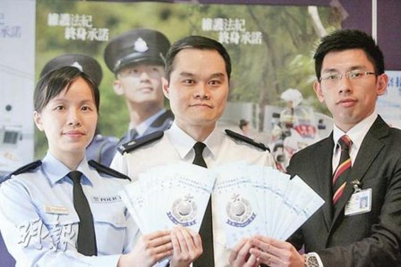 警隊中高層流失率上升，警方今年會招聘多一成的督察。警務處人事部招募組警司何建文（中）傳授「貼士」，提醒應徵者要顯示自己做事肯負責任。（郭慶輝攝）（明報製圖）（明報製圖）