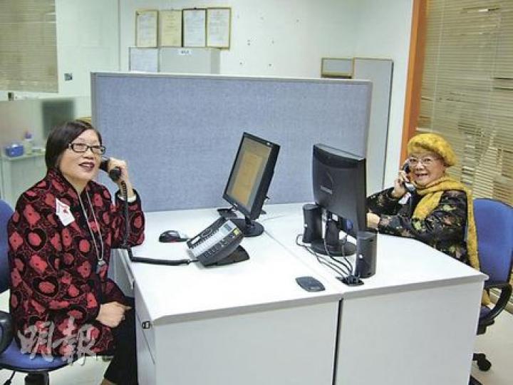 皆年過70歲的芬姐（左）及Miki（右）擔當長者安居服務協會「耆安鈴」的義工，致電長者加以關心慰問，芬姐更是「一線通平安鐘」的用戶。（黃靜雅攝）