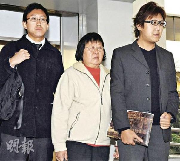 領隊謝廷駿媽媽李玉珍（譯音）（中）、哥哥謝志堅（右）和弟弟（左）昨出席死因聆訊，講述目睹廷駿遺體時一同落淚。（尹錦恩攝）