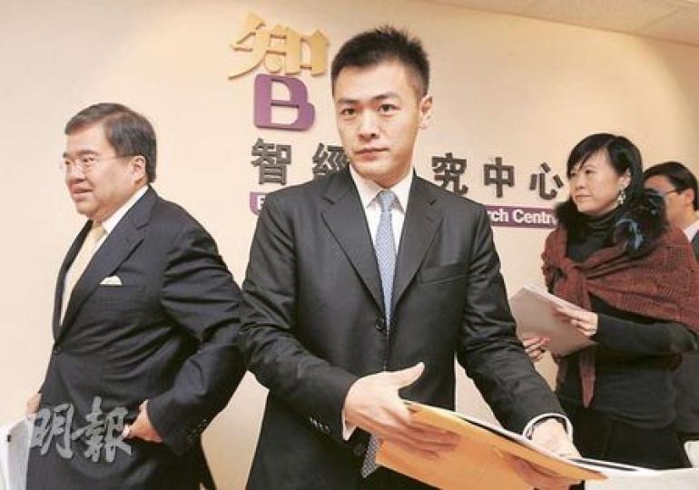 被視為特首智囊的智經研究中心,建議政府將6個月內炒賣住宅的額外印花稅加碼,並由住宅擴大至商舖。圖為智經主席胡定旭(左)、智經之友理事會副主席劉鳴偉(中)及智經理事伍穎梅(右)。(劉焌陶攝) 被視為特首智囊的智經研究中心,建議政府將6個月內炒賣住宅的額外印花稅加碼,並由住宅擴大至商舖。圖為智經主席胡定旭(左)、智經之友理事會副主席劉鳴偉(中)及智經理事伍穎梅(右)。(劉焌陶攝)