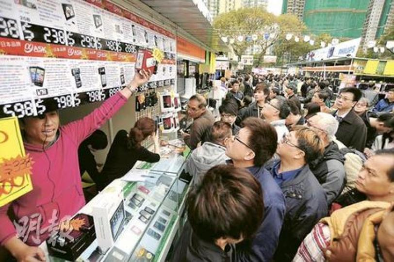 香港電腦節昨日開幕,提供超過800件優惠貨品,其中包括低至一折的iPad,吸引大量市民入場。活動在今年開始要收5元入場費,首日入場人次較去年少近萬人。(葉漢華攝) 香港電腦節昨日開幕,提供超過800件優惠貨品,其中包括低至一折的iPad,吸引大量市民入場。活動在今年開始要收5元入場費,首日入場人次較去年少近萬人。(葉漢華攝)