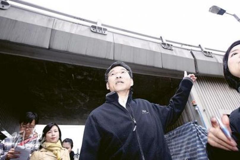 路政署上月底已發現橋躉出現移位,至昨日才公布。路政署長劉家強說﹕「土木工程進行時,有一定的風險,這個情况不是說不普通,但不會每次發生這麼小的事都公布。」(李紹昌攝) 路政署上月底已發現橋躉出現移位,至昨日才公布。路政署長劉家強說﹕「土木工程進行時,有一定的風險,這個情况不是說不普通,但不會每次發生這麼小的事都公布。」(李紹昌攝)