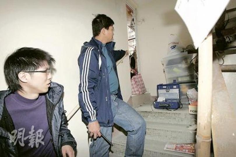 工程人員在大王東街唐樓梯間,用震盪測試儀器檢查大廈震盪情况。(鍾炳然攝)疑受利東街打樁工程影響的灣仔大王東街18至20號唐樓,承建商昨日派員用測震儀器模擬震盪測試。(鍾炳然攝) 工程人員在大王東街唐樓梯間,用震盪測試儀器檢查大廈震盪情况。(鍾炳然攝)疑受利東街打樁工程影響的灣仔大王東街18至20號唐樓,承建商昨日派員用測震儀器模擬震盪測試。(鍾炳然攝)
