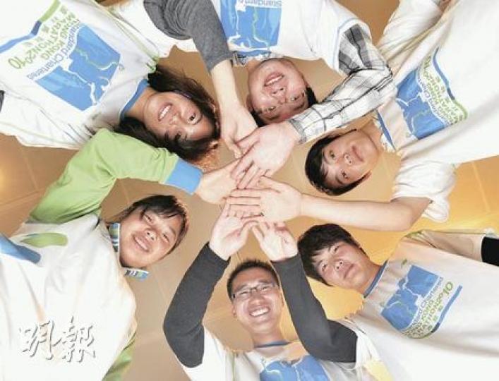 來自愛滋病家庭的6名內地學生經歷過重重困難,已走出陰霾,今日會迎戰馬拉松10公里賽,眾人均笑稱「堅持第一、輸贏第二」。左下為寒雪、下為磊磊。(余俊亮攝)前渣打馬拉松籌委會主席高威林,今年起改任田總首席副會長,沒再參與籌委會。高威林昨向本報承認,他名下的公司仍有供應馬拉松跑手指定使用的計時晶片,指是籌委會在公開招標後的決定,並拒絕回應馬拉松帳目及善款報告不透明問題。(李紹昌攝) 來自愛滋病家庭的6名內地學生經歷過重重困難,已走出陰霾,今日會迎戰馬拉松10公里賽,眾人均笑稱「堅持第一、輸贏第二」。左下為寒雪、下為磊磊。(余俊亮攝)前渣打馬拉松籌委會主席高威林,今年起改任田總首席副會長,沒再參與籌委會。高威林昨向本報承認,他名下的公司仍有供應馬拉松跑手指定使用的計時晶片,指是籌委會在公開招標後的決定,並拒絕回應馬拉松帳目及善款報告不透明問題。(李紹昌攝)