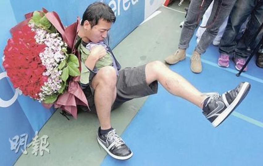 阿成於終點準備送花求婚,卻不見愛人蹤影,更不小心跌倒地上。(劉焌陶攝) 阿成於終點準備送花求婚,卻不見愛人蹤影,更不小心跌倒地上。(劉焌陶攝)