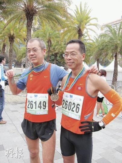 全馬參賽者吳志明(右)在好友汪志良(左)的介紹下,愛上跑馬拉松,今年10月將會完成他人生第100場馬拉松賽事。(勞雅文攝) 全馬參賽者吳志明(右)在好友汪志良(左)的介紹下,愛上跑馬拉松,今年10月將會完成他人生第100場馬拉松賽事。(勞雅文攝)