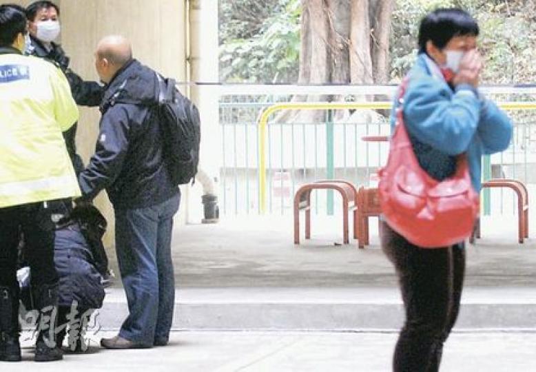 同屋住客到場認屍時跪地痛哭,其間有人更掩面強忍淚水,不願認屍。(梁琬珊攝) 同屋住客到場認屍時跪地痛哭,其間有人更掩面強忍淚水,不願認屍。(梁琬珊攝)