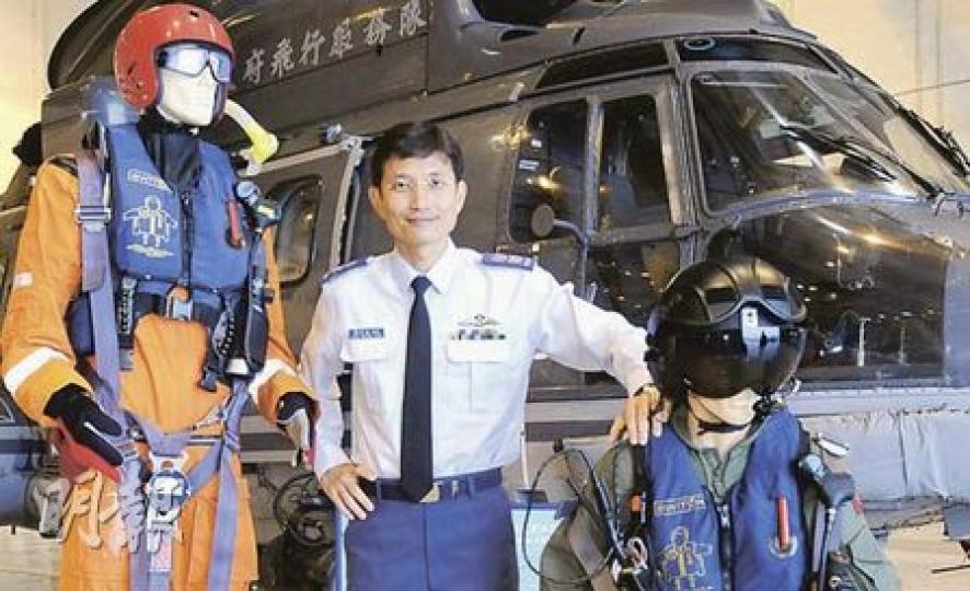 飛行服務隊總監陳志培表示將有七成工程師離職,預料今年飛行服務隊各職級共招聘8至10人。 (尹錦恩攝)飛行服務隊將斥資7.76億元購置兩架新型號定翼機及相關設備,現有的兩架捷流41定翼機(後)預料最快可於2012年底退役。另外有兩部「超級美洲豹」(前)繼續進行緊急救援服務。 (尹錦恩攝) 飛行服務隊總監陳志培表示將有七成工程師離職,預料今年飛行服務隊各職級共招聘8至10人。 (尹錦恩攝)飛行服務隊將斥資7.76億元購置兩架新型號定翼機及相關設備,現有的兩架捷流41定翼機(後)預料最快可於2012年底退役。另外有兩部「超級美洲豹」(前)繼續進行緊急救援服務。 (尹錦恩攝)