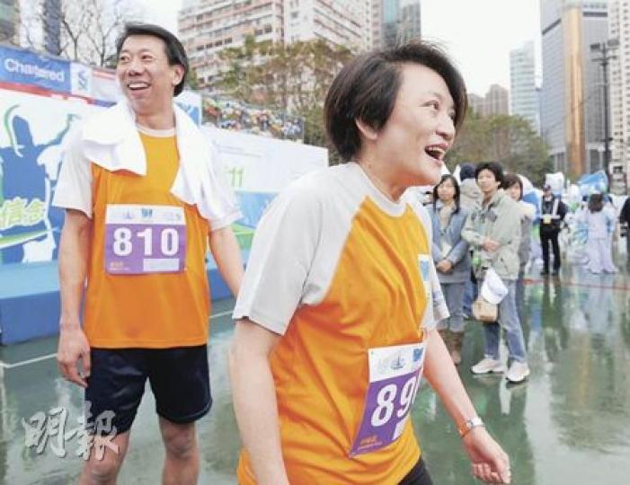 身為渣打香港行政總裁的洪丕正(左),昨天參加渣打馬拉松後表示,該行暫時不會取消H按,因為客戶對有關服務存在需求。右為渣打香港董事局主席曾璟璇。(劉焌陶攝) 身為渣打香港行政總裁的洪丕正(左),昨天參加渣打馬拉松後表示,該行暫時不會取消H按,因為客戶對有關服務存在需求。右為渣打香港董事局主席曾璟璇。(劉焌陶攝)