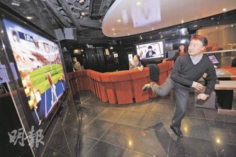 羅傑承與微軟合作打造全球首個智能 KTV,訪問當天親身試玩也話好「玩」。(何家達攝) 羅傑承與微軟合作打造全球首個智能 KTV,訪問當天親身試玩也話好「玩」。(何家達攝)