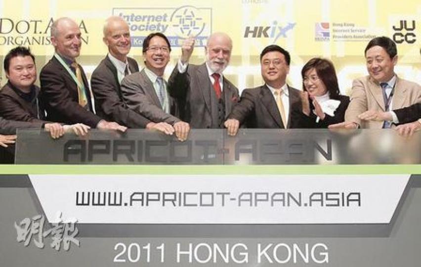 「互聯網之父」Vint Cerf(左四)接受本報專訪時談及當今互聯網發展猶如海嘯,「打擊愈大,反彈力愈大,人不能立在橋頭,企圖隻手阻擋巨浪捲至」。圖右三為微軟全球副總裁兼亞太區研究及發展部主席張亞勤、右二為商務及經濟發展局常任秘書長謝曼怡。(吳光熙攝) 「互聯網之父」Vint Cerf(左四)接受本報專訪時談及當今互聯網發展猶如海嘯,「打擊愈大,反彈力愈大,人不能立在橋頭,企圖隻手阻擋巨浪捲至」。圖右三為微軟全球副總裁兼亞太區研究及發展部主席張亞勤、右二為商務及經濟發展局常任秘書長謝曼怡。(吳光熙攝)