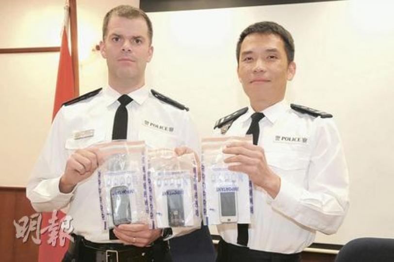 警方拘捕6名專搶手機青少年,九龍城分區特遣隊主管鍾啟榮(右)展示起回的手機,呼籲市民財不可露眼。(衛永康攝) 警方拘捕6名專搶手機青少年,九龍城分區特遣隊主管鍾啟榮(右)展示起回的手機,呼籲市民財不可露眼。(衛永康攝)