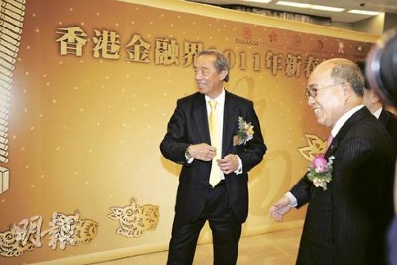 港交所主席夏佳理(左)昨日出席香港金融界新春酒會,指中東局勢會令股市出現短期波動,希望很快可以平息。(何家達攝) 港交所主席夏佳理(左)昨日出席香港金融界新春酒會,指中東局勢會令股市出現短期波動,希望很快可以平息。(何家達攝)
