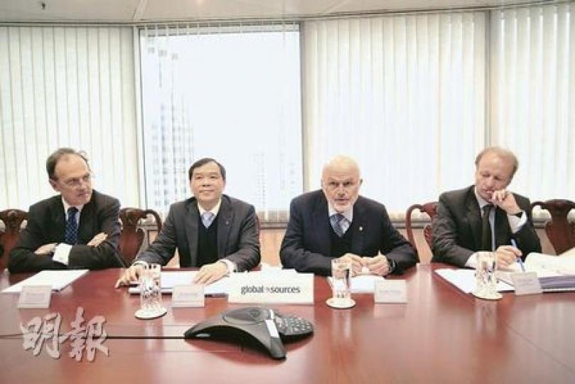 環球資源主席韓禮士(右二)籲仁智小股東就出售資產議案投反對票。左二為環球資源展覽部總裁黃譚偉。(葉漢華攝) 環球資源主席韓禮士(右二)籲仁智小股東就出售資產議案投反對票。左二為環球資源展覽部總裁黃譚偉。(葉漢華攝)