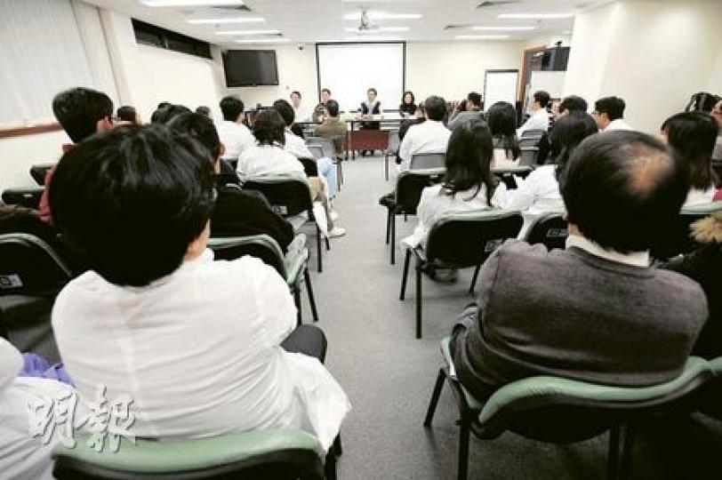 昨晚出席屯門醫院醫生召開之會議,勉勵大家共渡難關。(朱永倫攝)黃醫生因懷有身孕,不敢再在人手不足的壓力下工作,決定放棄還有一年的專科醫生訓練和10星期的產假,上周向上司請辭。(朱永倫攝) 昨晚出席屯門醫院醫生召開之會議,勉勵大家共渡難關。(朱永倫攝)黃醫生因懷有身孕,不敢再在人手不足的壓力下工作,決定放棄還有一年的專科醫生訓練和10星期的產假,上周向上司請辭。(朱永倫攝)